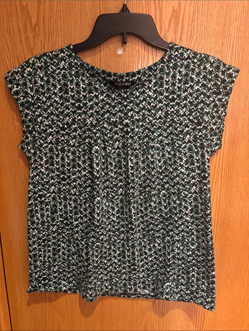 Roz & Ali, sleeveless green, black, and white blouse, Small